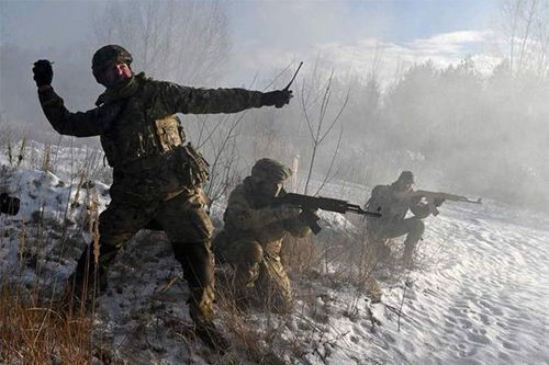 顿巴斯前线士兵作战场景