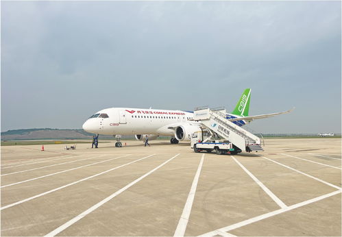 国产C909惊艳亮相老挝！五星红旗涂装飞机首次飞出国门，水门礼迎接震撼全场