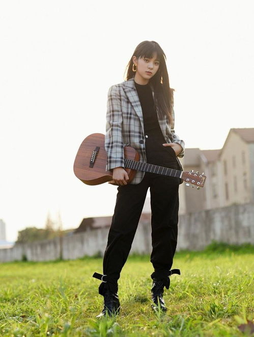 欧阳娜娜穿着休闲西装搭配短裤