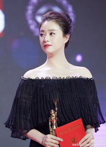 蒋欣身穿职业装在片场认真看剧本