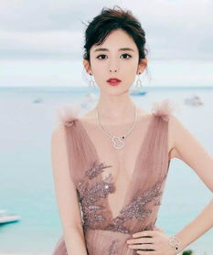 古力娜扎穿着东方风格服饰