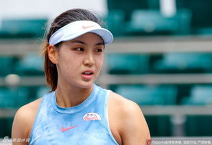 王欣瑜站在球场边微笑接受采访