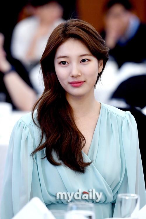 董晴在颁奖礼上微笑致谢