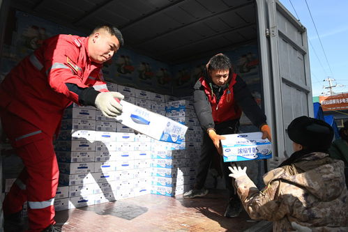志愿者在灾区搬运物资
