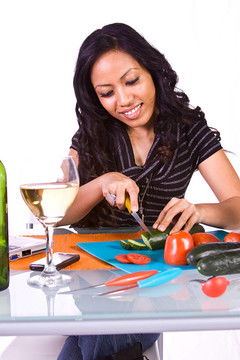 女生在厨房忙碌做饭