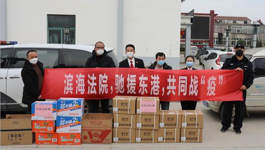 民众围观法院门口新闻播报