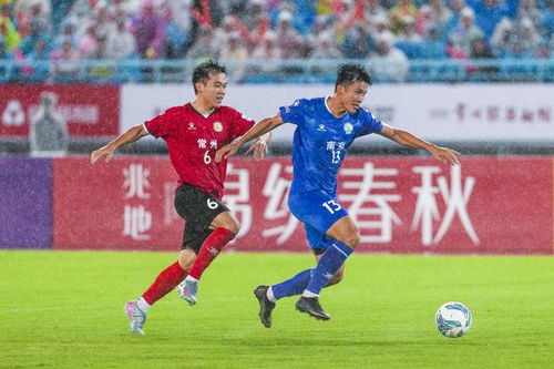 球员在苏超比赛中拼抢