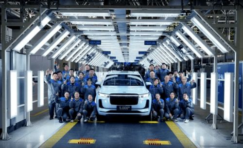 理想汽车工厂生产线忙碌场景