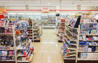 日本市民在便利店查看地震相关信息