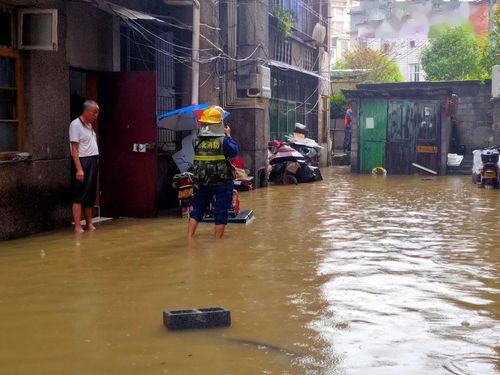 暴雨中的咸丰县城