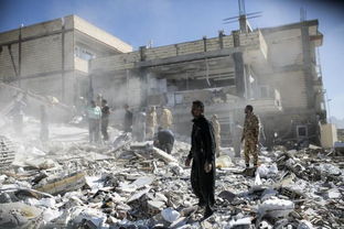 伊朗-伊拉克边境口岸排队撤离的人群