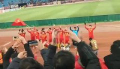 常州奥体中心球迷冒雨观赛现场图