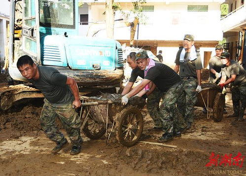 居民为清淤民兵送热水