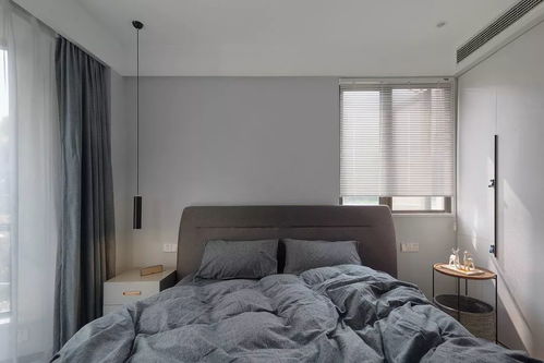 阳光洒进卧室的床铺上有一本打开的书和一杯咖啡