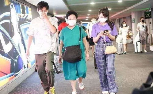 伊能静和秦昊一家四口逛街