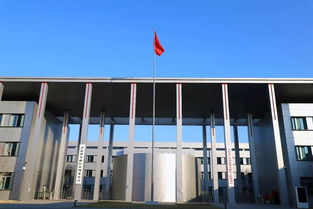 政府办公楼前阳光洒落象征希望与改革