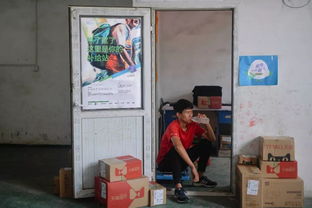 快递员在冰柜前喝水休息