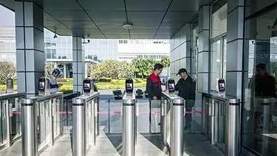 高校校园门口人脸识别闸机设备实景图