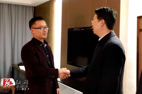 牟倩文与客户握手交谈