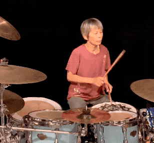 抖音爆火‘摇滚奶奶申请出战’：60岁阿姨用鼓棒打碎年龄偏见！