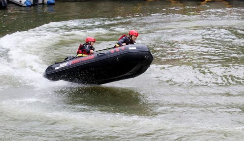 暴雨中的逆行者：那些在洪水中守护生命的普通人