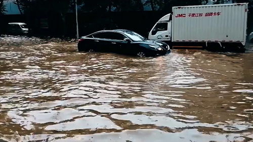 暴雨导致街道积水严重