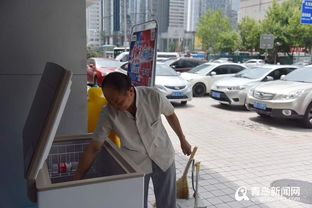 街头冰柜吸引路人驻足取水