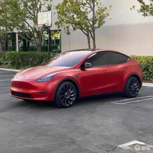 特斯拉Model Y自动驾驶行驶在高速公路上