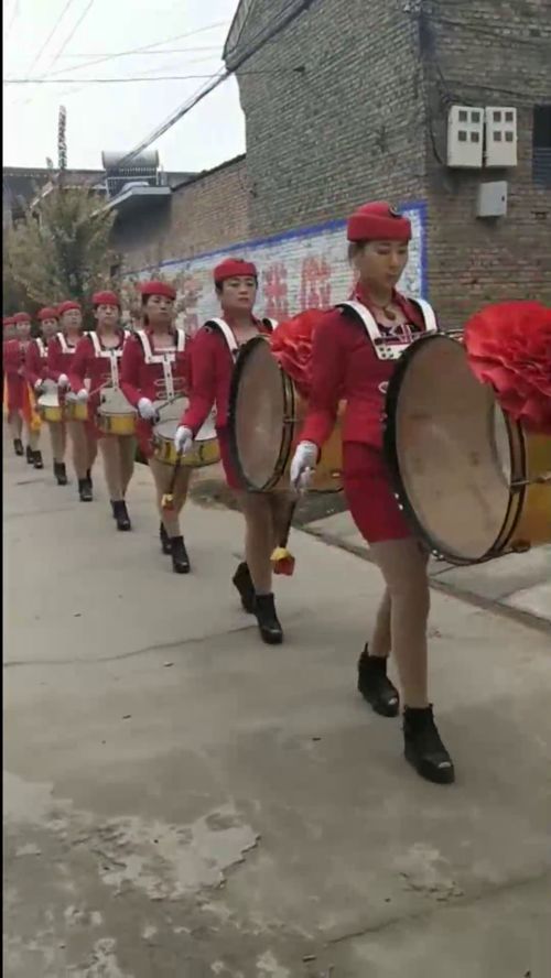 摇滚奶奶收到粉丝送的鼓棒礼物