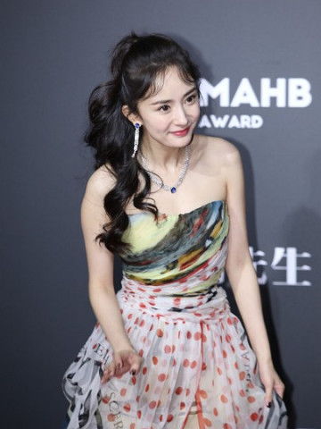 杨幂在红毯上的粉色礼服造型