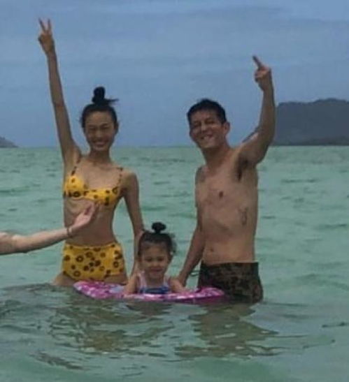 陈冠希在海滩上抱着女儿Alaia拍照