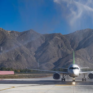 国产C909飞机首次飞抵老挝机场接受水门礼