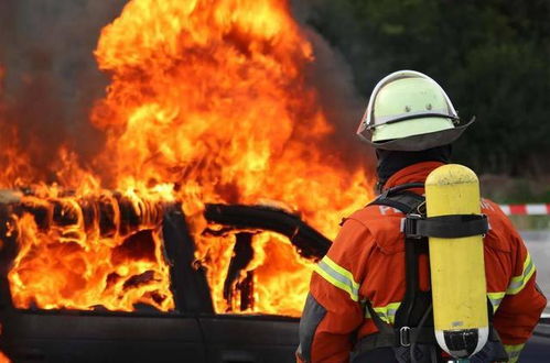 消防员帮助居民搬运物品