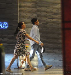 两位女生在餐厅吃饭聊天