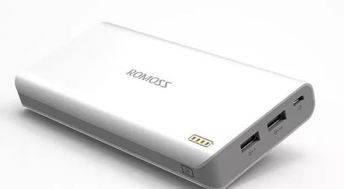 一位年轻消费者正在仔细查看手中充电宝上的3C认证标识