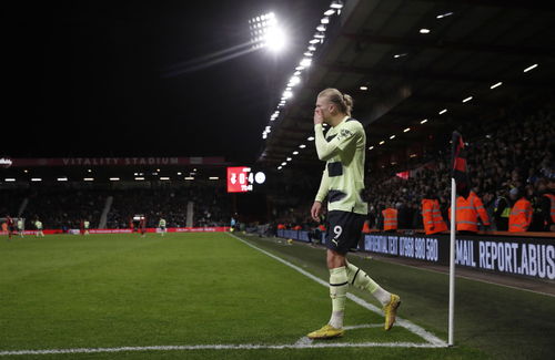 曼城球员哈兰德在比赛中神情严肃