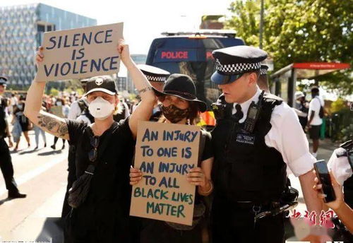 伊朗街头抗议人群手持标语牌