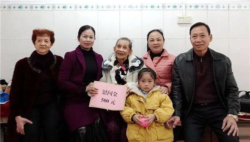 胥飞生前照片与家属领取慰问金现场