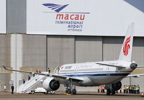 国产大飞机C919飞抵澳门机场接受水门礼