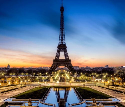 埃菲尔铁塔在阳光下扭曲的假想图