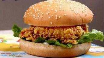 消费者手持华莱士汉堡皱眉表情