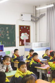 孩子们在教室里认真上课