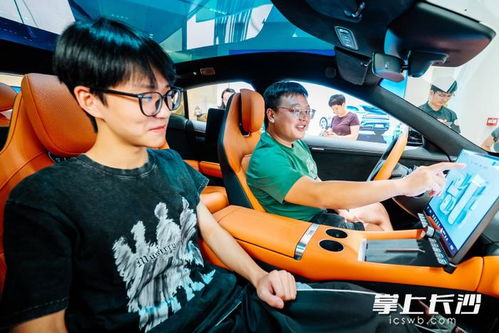 小米门店顾客试驾YU7