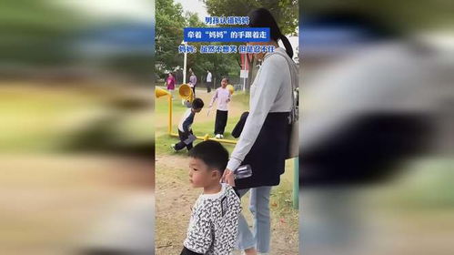 一位母亲牵着孩子手走在阳光下的背影