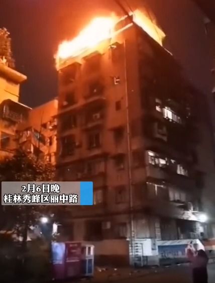 火灾现场居民楼被烧焦