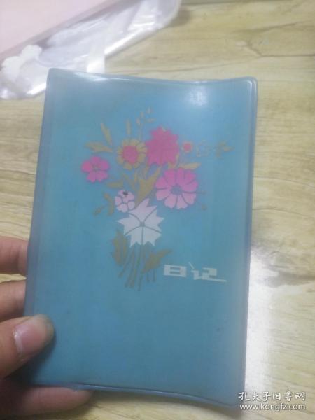 笔记本上写满回忆的文字