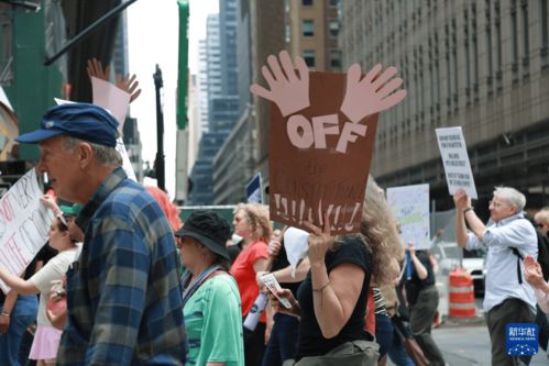 台湾民众街头抗议台独政策现场照片