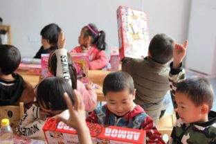 小男孩露出满意笑容