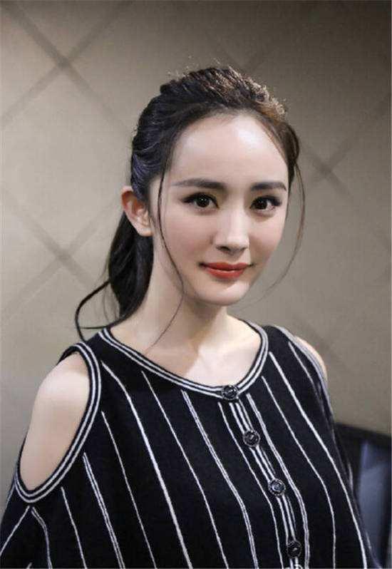 杨幂在采访中自信微笑