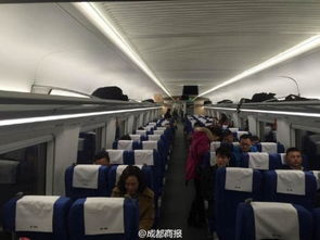 乘客在高铁车厢内砸窗通风场景